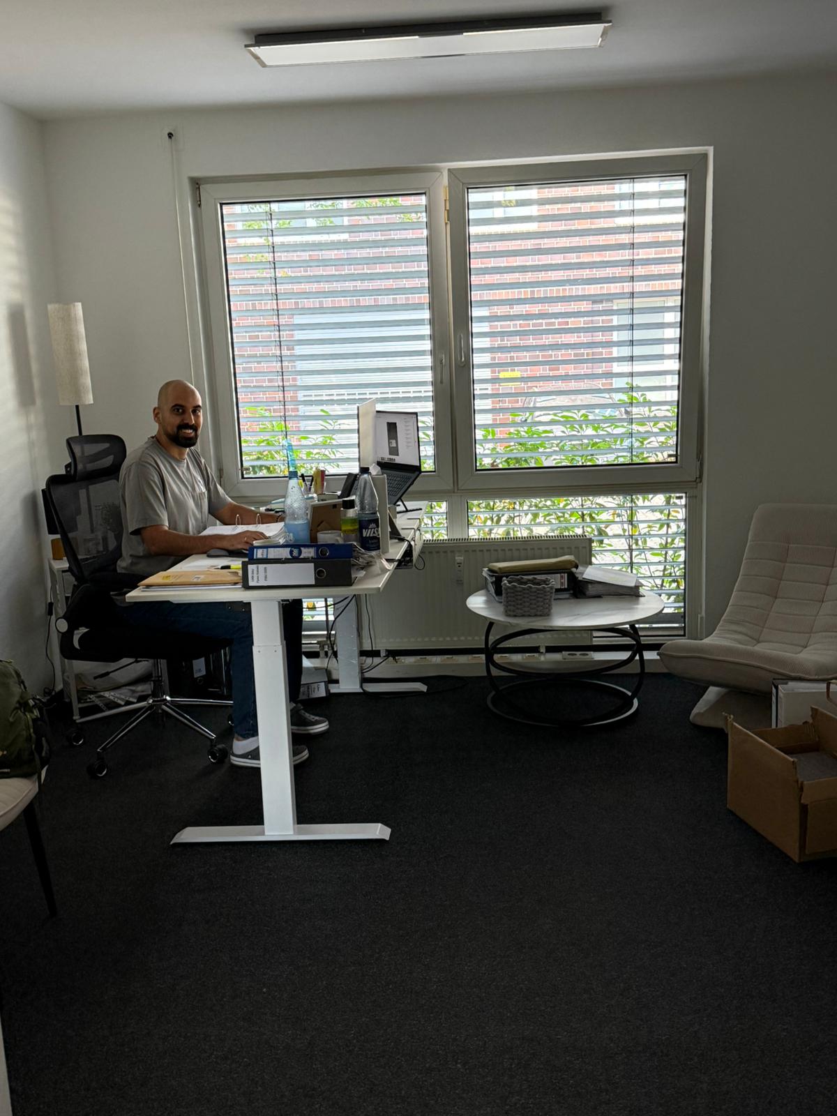 Schreibtisch mit geordneten Buchhaltungsordnern und Belegablage im Büro der MTHB Unternehmensberatung GbR