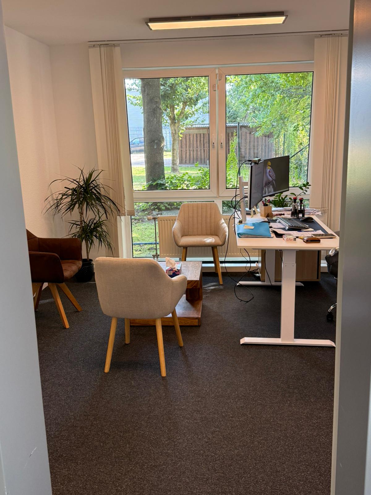Schreibtisch mit geordneten Buchhaltungsordnern und Belegablage im Büro der MTHB Unternehmensberatung GbR