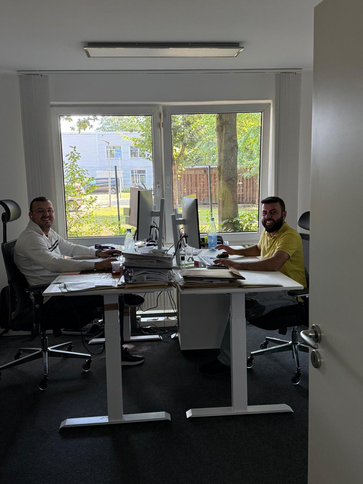 Mitarbeiter von MTHB an ihren Arbeitsplätzen im Büro in Bremen