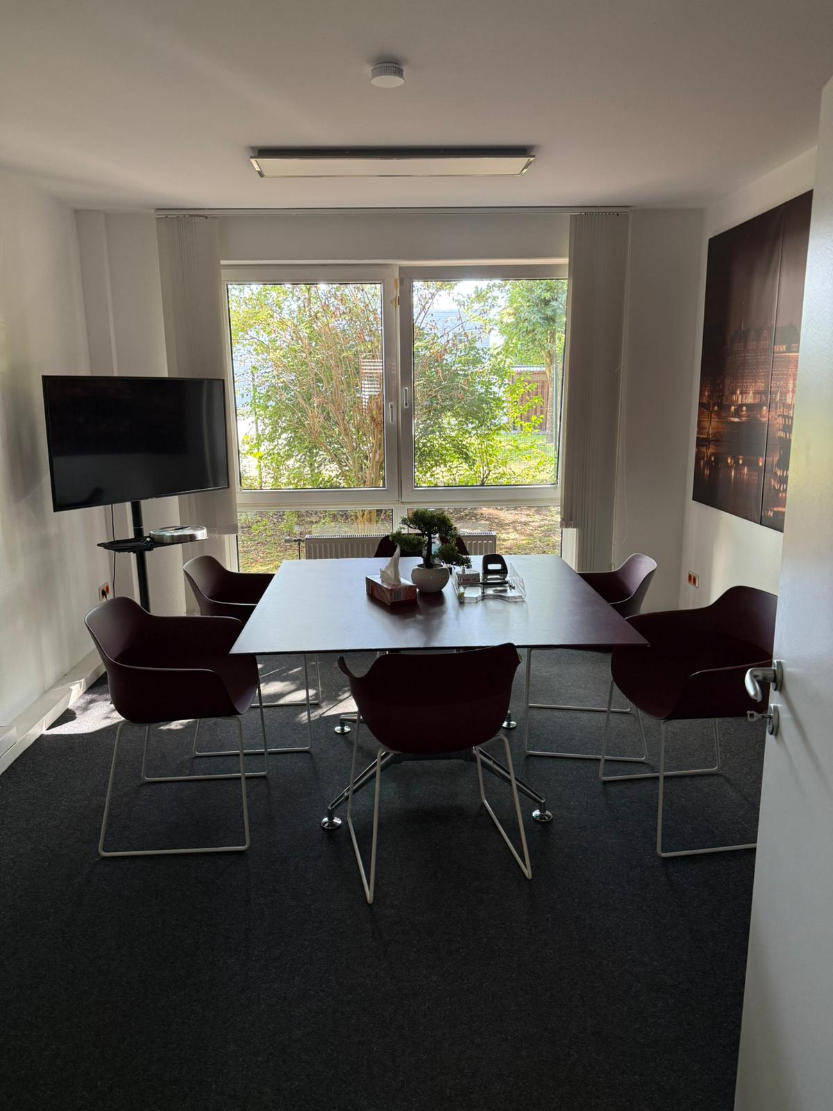 Schreibtisch mit geordneten Buchhaltungsordnern und Belegablage im Büro der MTHB Unternehmensberatung GbR