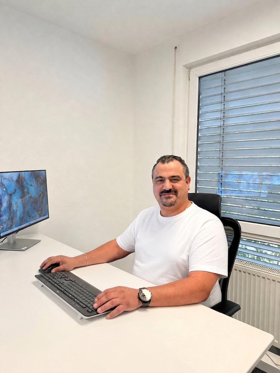Mitarbeiter von MTHB an ihren Arbeitsplätzen im Büro in Bremen